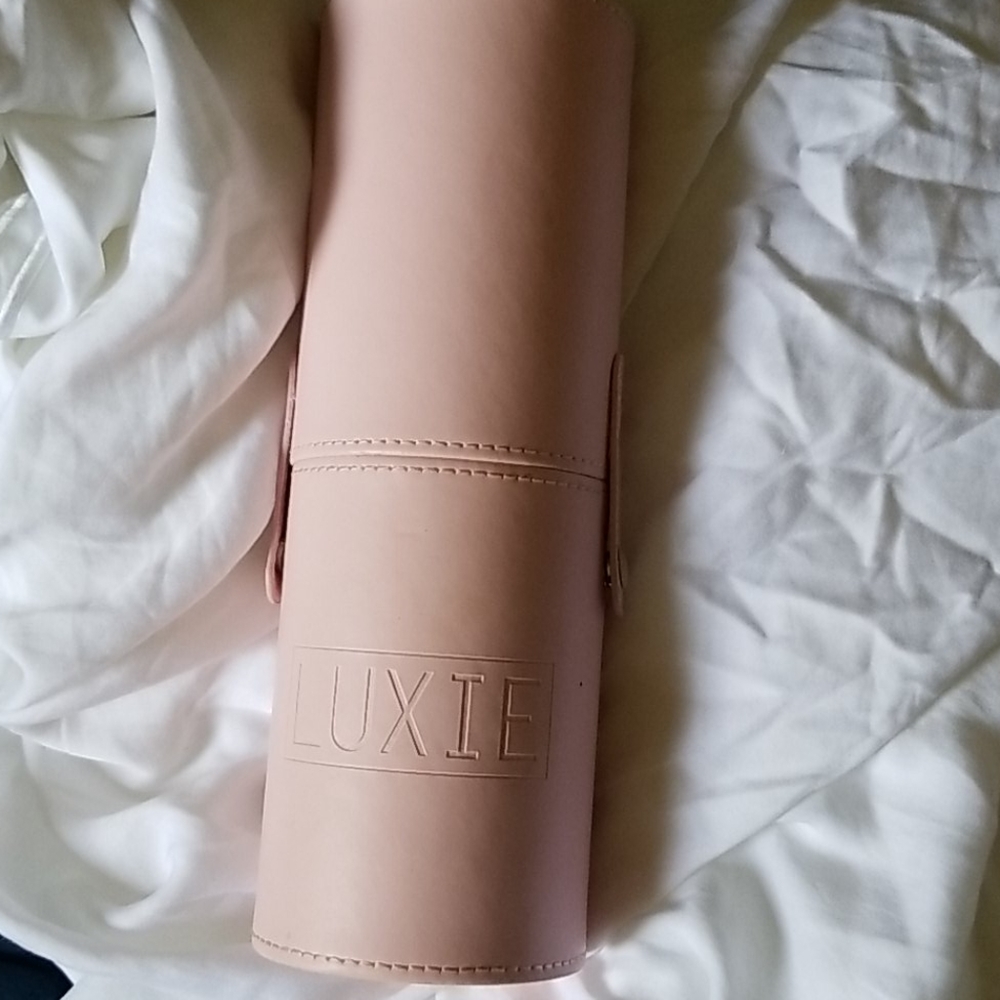 Luxie brush container